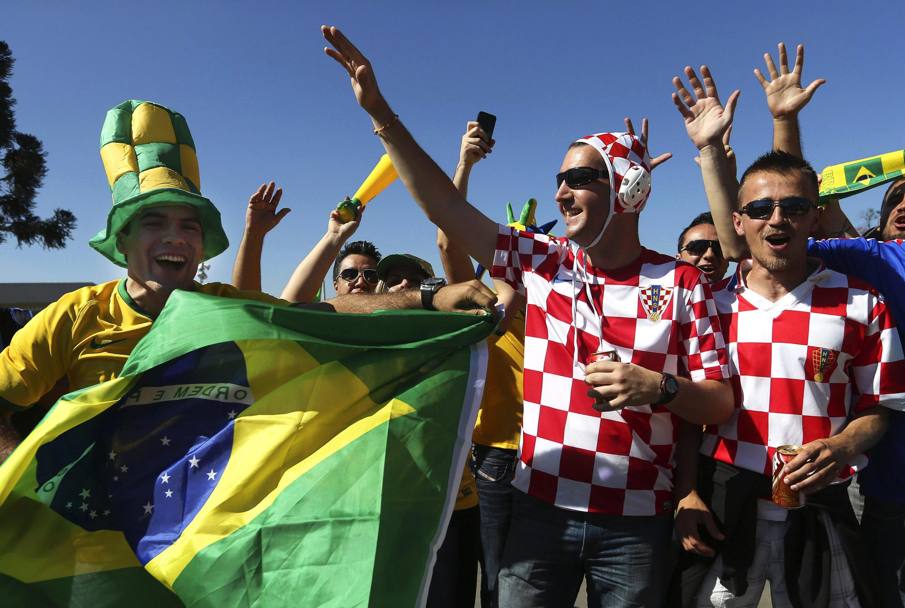 Tifosi del Brasile con quelli della Croazia. Epa